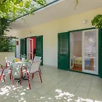Spaciuos Apartment With Terrace In Makarska