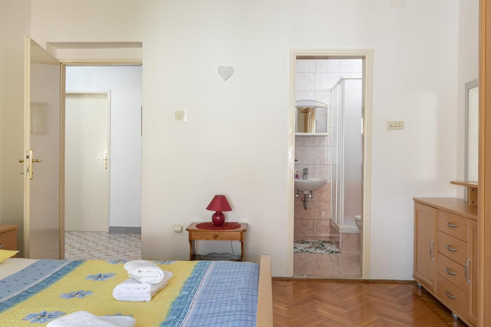 Spaciuos With Terrace In Apartment *